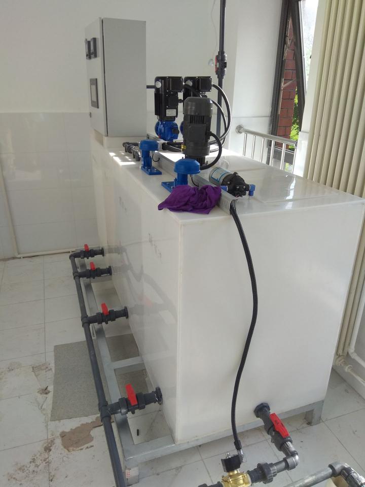 客戶(hù)定制PP箱體加藥裝置