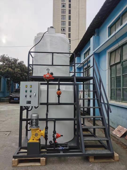 加藥裝置組成結(jié)構(gòu)有：加藥箱、液位計(jì)、計(jì)量箱、攪拌器、加藥計(jì)量泵、安全閥、壓力表、控制柜、閥門以及管路集中布置，各部件的材質(zhì)主要分不銹鋼和碳鋼襯膠