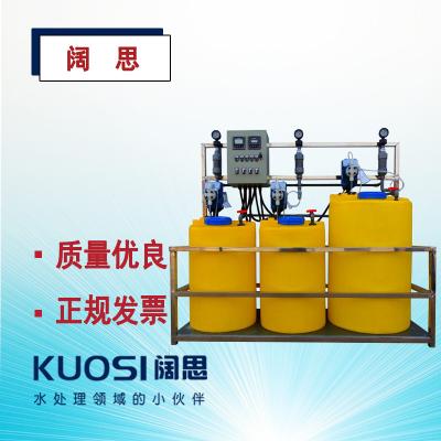 加藥裝置是以計(jì)量泵為主要投加設(shè)備、將溶藥箱、攪拌器、液位計(jì)、安全閥、止回閥、壓力表、過濾器、緩沖器、管路、閥門、底座、扶梯、自動(dòng)監(jiān)視系統(tǒng)、電力控制系統(tǒng)等按工藝流程需要組裝在一個(gè)公共平臺上，形成一個(gè)模塊，即所謂的撬裝式組合式單元（簡稱“撬體”）。按需要將定量的藥劑放入攪拌溶液箱內(nèi)進(jìn)行攪拌溶解，溶解完畢后再通過計(jì)量泵送至投加點(diǎn)的工作過程，加藥量的大小可自由任意調(diào)節(jié)，以滿足不同加藥量的場所