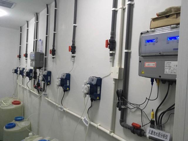 包含：PH測試儀，ORP測試儀，余氯測試儀，濁度測量儀，溫度等測量參數顯示儀表  三臺或者四臺加藥計量泵可選，投加絮凝劑計量泵， 加酸計量泵，加氯計量泵和除藻劑加藥泵。