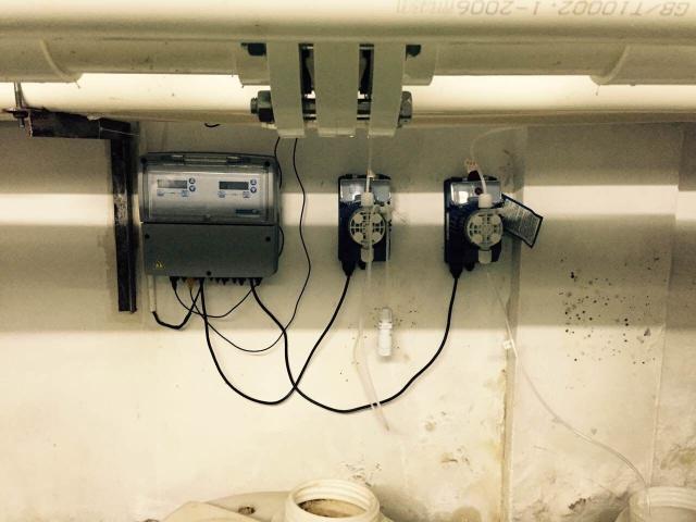 PH測試儀，ORP測試儀，余氯測試儀，濁度測量儀，溫度等測量參數顯示儀表  三臺或者四臺加藥計量泵可選，投加絮凝劑計量泵， 加酸計量泵，加氯計量泵和除藻劑加藥泵